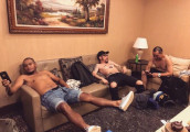 MC HotDog微博发文称: “航班和经期一样总是大乱, 尊敬的旅客已经daley到怀疑人生。”