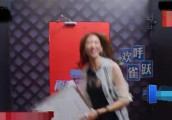 到底是“礼貌眼”还是看一次就好, 黄渤的表情令人寻味