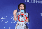 田馥甄穿碎花长裙, 胸前挂两个水饺 网友: 一般人不喜欢这个口味的馅!