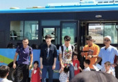 《爸爸5》路透: 嗯哼变高变帅, 陈小春变身小弟为儿子遮阳