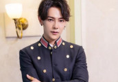 汪东城闲来无事晒大白腿, 网友: 你确定是你的腿吗