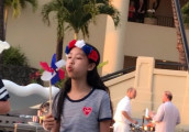 任达华女儿晒与同学合影, 变“钢牙妹” 笑容灿烂很抢镜