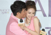 吴宗宪与27岁漂亮女儿, 公共场合经常亲来抱去辣眼睛!