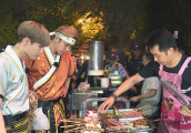 《极限挑战》罗志祥张艺兴逛吃成都 公开体重火锅烧烤吃不停