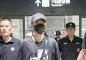 组图: 罗志祥现身机场 大批粉丝接机人气爆棚