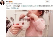 董璇晒女儿小酒窝吃鸡腿很香，圈内还有哪些明星宝宝吃饭很省心？