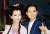 56岁叶童晒与老公合影，难掩皱纹优雅老去，结婚多年仍亲密无间！