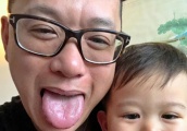胡杏儿凌晨晒父子甜蜜同框照，李奕霆亲吻爸爸下巴的画面超温馨