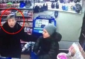成龙女儿吴卓林近照曝光，烟灰色的头发消瘦许多，女友跑的很奇怪