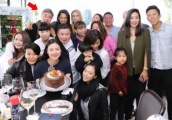 乐基儿挺8个月孕肚开party，富豪老公罕见露面，笑看镜头满脸宠溺