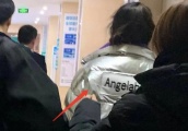 Angelababy手指受伤还不忘抽烟？和杨幂相比，谁才是不合格的妈妈