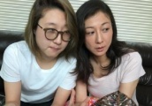 吴卓林与妻子找到新住所，与爱犬在屋内合照，妻子发文享受阳光