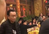 77岁赵忠祥与72岁侯耀华现身饭局，不理送花小伙挽手畅聊精神好