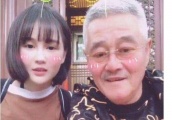 偶遇赵本山女儿球球，她得穿衣打扮时尚范儿，让人捉摸不透！