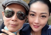 72岁罗家英两度抗癌再次入院，干女儿探望后分享其近照！
