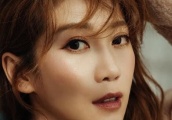 33岁人气女神Jessica晒钻戒，与男友陈冠喜结连理！