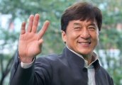 同是私生女，成龙女儿睡桥洞，直播求助，周润发却在暗中保护女儿
