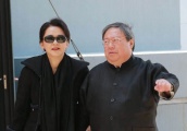 胡慧中在老公判决后首现身，一改愁眉不展，与好友逛街有说有笑