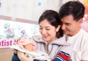 祝福！陈展鹏晒全家福宣布喜得爱女：欢迎来到我们家