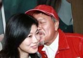 61岁万梓良近照曝光，满头白发亲空姐娇妻，两人结婚16年恩爱甜蜜