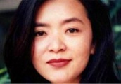 她是“男神杀手”，发哥曾为她自杀，刘德华为其下跪，今与世隔绝