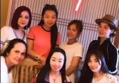 吴佩慈和妈妈出席生日宴，母女同框似姐妹花，网友：像又怀孕了？