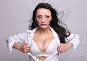 王李丹妮晒诱惑衬衣装，38G上围撑破纽扣，网友: 羡慕她男友！