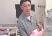 苍井空抱儿子素颜出镜，小家伙“青蛙趴”萌翻众人