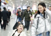 包文婧和女儿机场穿搭时尚，包饺子开朗活泼惹人爱 欧美娱乐资讯地