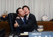日本首相与儿子互换身体，这部日剧真敢拍，烂梗玩出新高度