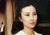 她是香港公主李司棋，曾惨遭两次抛弃，今孤身一人与爱犬相伴